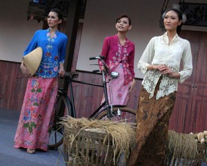 Kebaya Batik Modern dan Kebaya Batik Tradisional